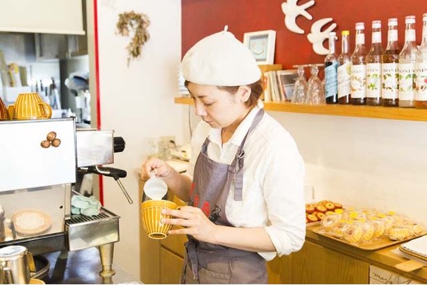 オーナーの青木貴子さん。お菓子作りから、エスプレッソ抽出、接客まですべて行う