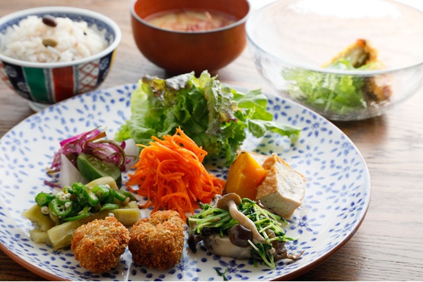 人気メニュー「とねりこランチ」(1420円)は、主菜や副菜が週替わり