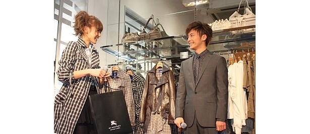 【写真】西山さんからバレンタインプレゼントをもらいテレる成宮さん