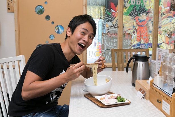 「マイルドな味わいのスープは、やさしく胃袋にしみわたります」と、横山アナ/麺物語 つなぐ