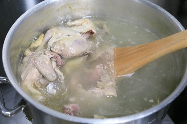 丸鶏、手羽先などを12時間かけて作る清湯スープを使用/麺物語 つなぐ