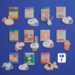 「スヌーピーの顔」と「コミック1コマ」の2枚組ステッカーセット「シークレットステッカー」(各550円)。11種類＋シークレットデザインのレアステッカー1種類の全12種類がランダムで封入されている