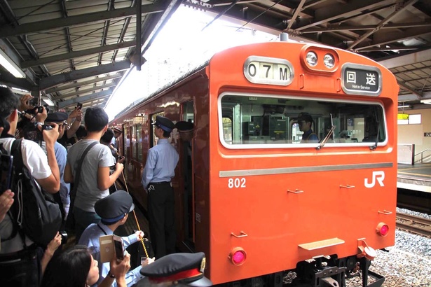 多くの人が集まるJR京橋駅に到着した103系