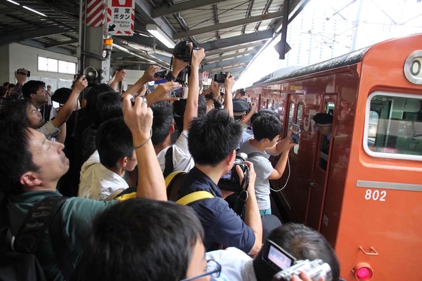 鉄道ファンをはじめ、地元の人たちもカメラを向ける