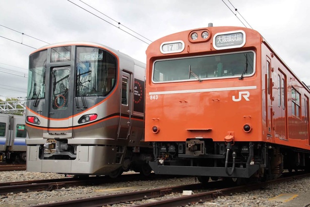 新型車両323系(左)と並ぶ103系
