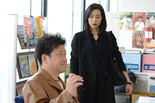 沙織(木村多江)は、かつて夫をわなにはめて死に追いやった政治家・塚本(神尾佑)のスキャンダルを暴こうとする