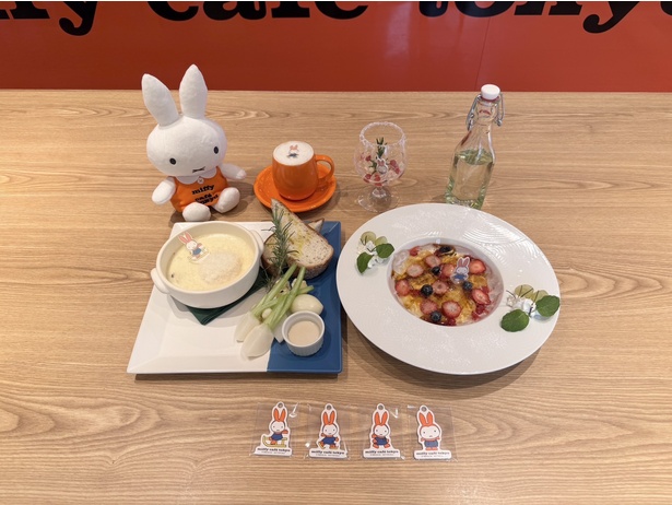 Winterメニューを注文すると、写真の手前にある「miffy café tokyo オリジナルオーナメント(全4種)」の中から好きなデザインが1枚もらえます