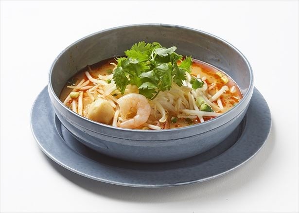 【写真を見る】「マンゴツリー 東京」の「トムヤムラーメン」(500円)