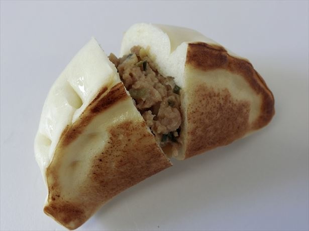 全国のファミリーマートで「餃子まん」(180円)が発売！見た目でも味でも餃子を再現