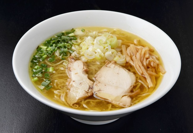 「純系鶏蕎麦」(汐・680円)は魚介だしを加えたダブルスープに沖縄産の塩を合わせた黄金の一杯
