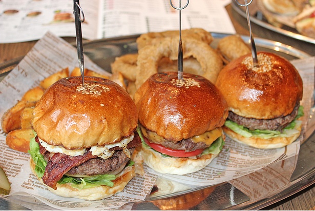 「THE CORNER～」のボリュームたっぷりのハンバーガー。左から、ザ・コーナーバーガー、チーズバーガー、ハンバーガー