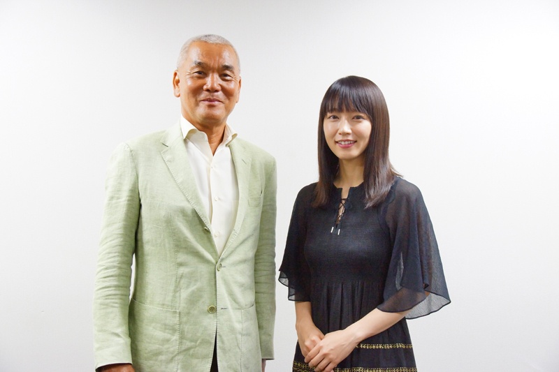 【写真を見る】吉岡さんとの対面に、岩合さん照れくさそう?