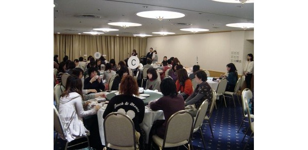 数多くの招待客は出席率が高く、思い思いにチョコを楽しんでいた