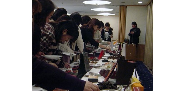 ずらりと並んだチョコに招待客の目が輝く