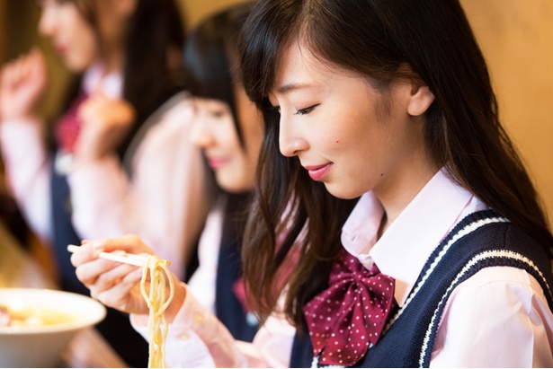 SKE48の卒業と同時に、ラーメン部も引退する大矢真那さん。本誌がラーメン部として最後の麺活に！