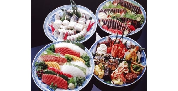 土佐の郷土料理、皿鉢(さわち)料理。刺身、寿司など大皿に盛られた豪快な料理で、ひろめ市場などで食べれる/高知･龍馬ろまん社中