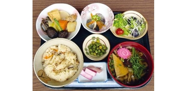 ｢太郎川公園くさぶき｣では、キジ飯やナスのタタキなど、梼原の食材脱藩定食(1050円)が味わえる