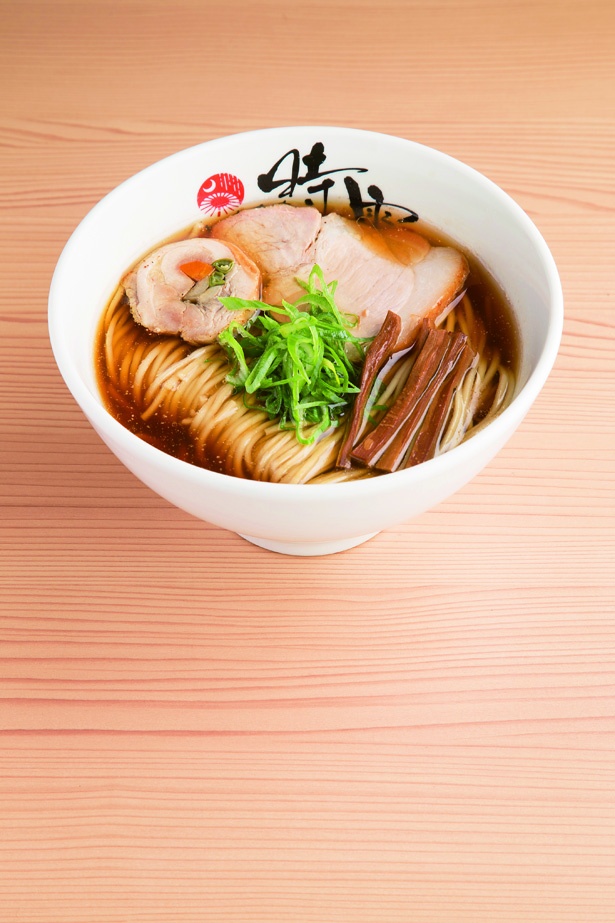 東京の名店「中華そば 多賀野」などの出身。2017年4月にオープンした淡麗系の注目店「中華蕎麦 時雨」