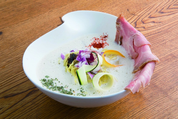 関西で人気の泡系ラーメン。七里ガ浜にオープンした「AWANOUTA」