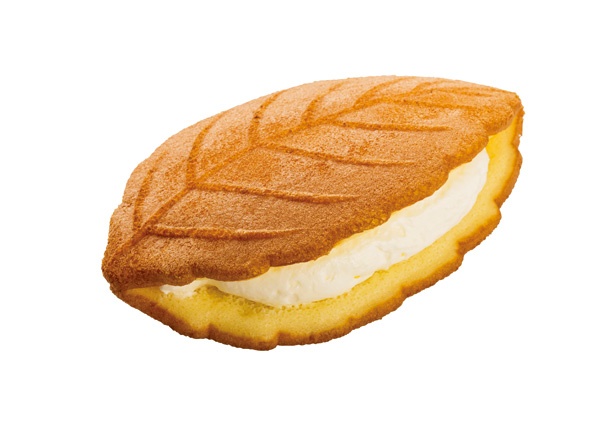 ふんわりカステラでチーズクリームをはさんだ「八高線焼」(165円、1個)