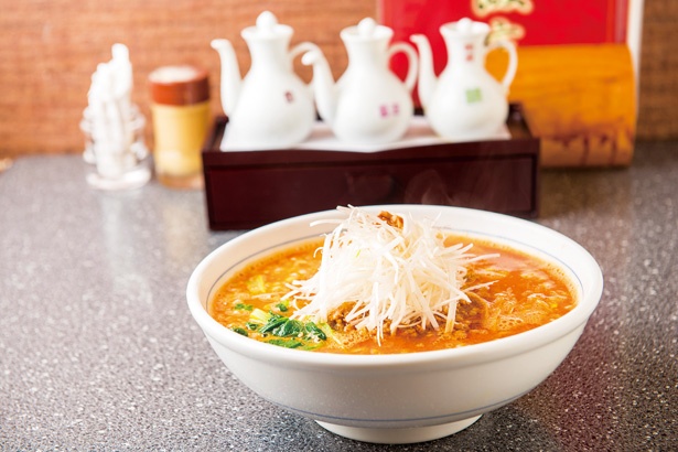 「辰巳飯店」の四川風担々麺880円。創業時から受け継ぐ、秘伝のスープがベース