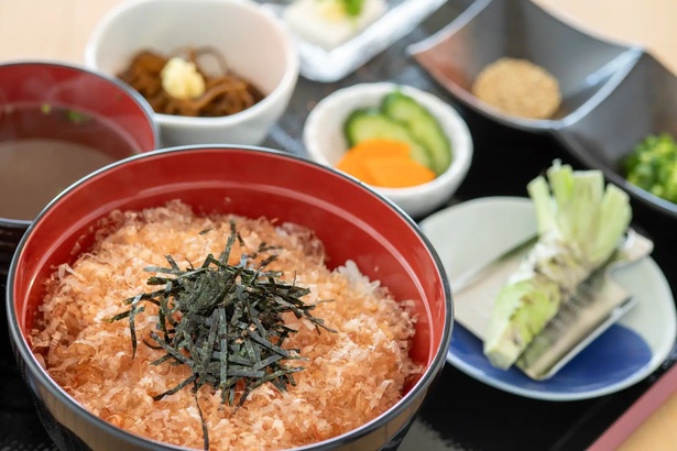 鰹節と海苔にすりたての土肥産本生わさびを好きなだけ乗せる「土肥わさび丼」(1400円)