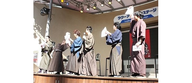 せーのでクジを掲げるメンバー。結果は…!?
