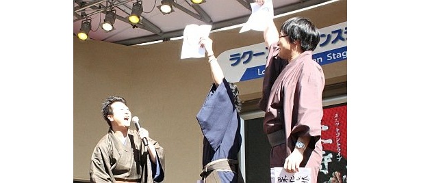 喜ぶ山里・小出水に対し…