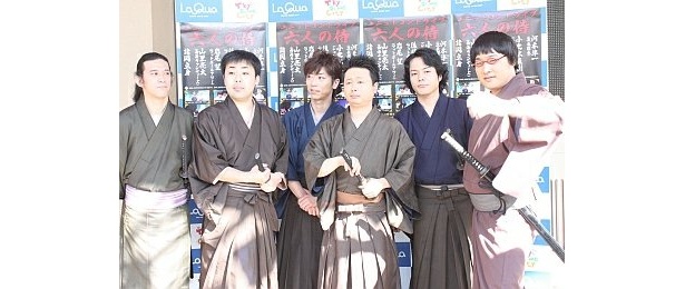 6人で決めポーズ。岩尾と諸岡はこれで卒業。残念！