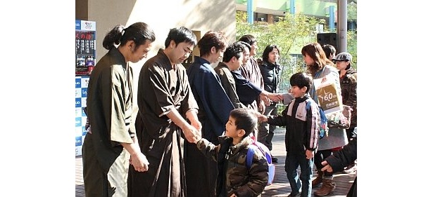 握手会も。子供も多数参加していた
