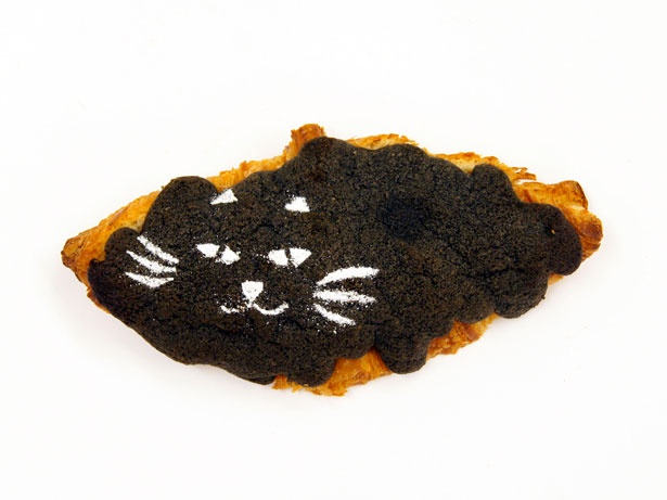 【写真を見る】ニヤリと笑う黒ネコがキュート！「-黒猫ザマンド-」(税抜400円)