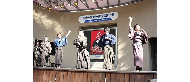 ｢どーもー｣和服姿で登場の6人。山ちゃん、妙に似合ってます