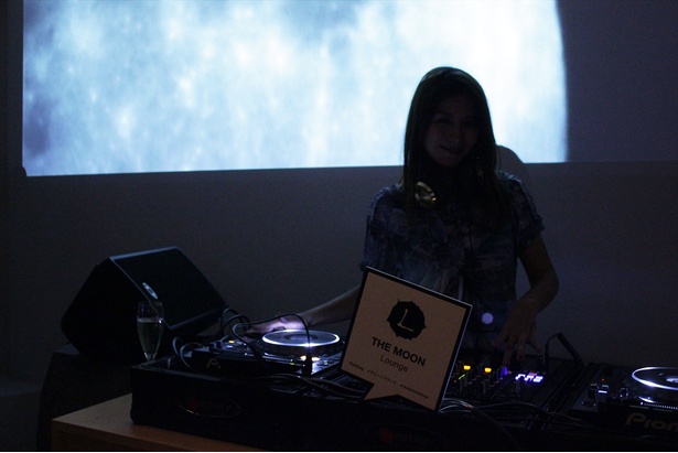 ディナータイムは映像投影によるムード溢れる演出も。プレス内覧会の日にはDJも登場していた