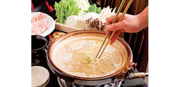 沸騰したらイモを崩して、野菜を投入する