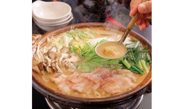 里イモやサツマイモ、ジャガイモなどをふかしてこしたものをスープに入れて味わう「ポテト鍋」。じっくり煮込むことで、ポタージュスープのような“トロトロ感”が出てくる