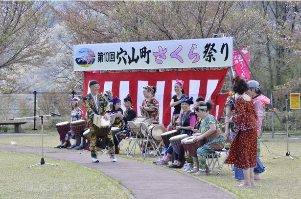 お祭りではさまざまな催しのほか、地元の新鮮な野菜やグルメなどの販売も