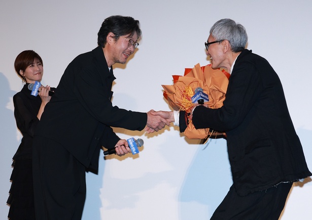 ユ・ジェミョンが松重豊に花束を渡した