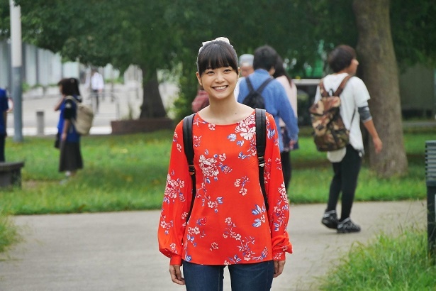 深川麻衣は恋愛に憧れるポニーテールの女子大学生に