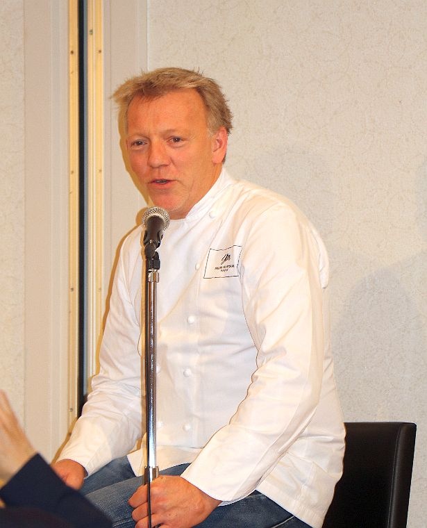 来日したジル・マルシャル氏。フランスのホテル最高級格付けを誇る「ホテル・ル・ブリストル・パリ」時代のデセールをアレンジしたものなどを今回は展開する