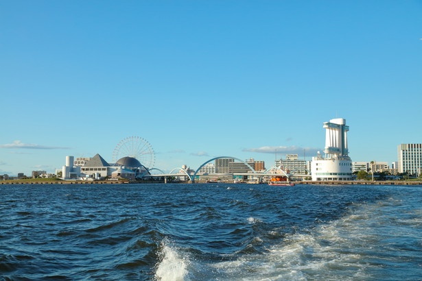 海から眺める「名古屋港水族館」