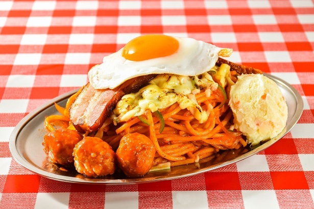 豊富なトッピングメニューと選べる麺量で、ナポリスト(＝パンチョのファン)を満足させている