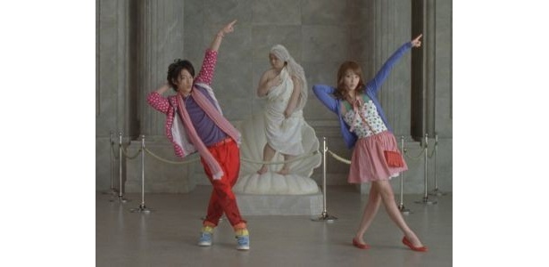 楽しくなって2人で踊りだす。後ろにいる女神像も…