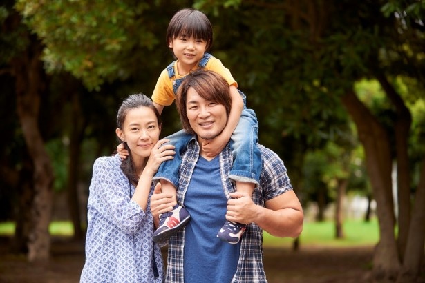 映画「パパはわるものチャンピオン」に出演する棚橋選手、木村佳乃、寺田心