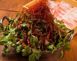 高さ35cmのニラ肉鍋にチーズ好き必見鍋⁉池袋・黒太鼓でフォトジェニックな個性派鍋が12種類登場！