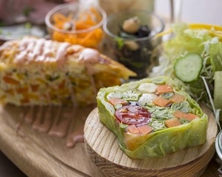 道の駅のカフェレストランで楽しむ！野菜づくしのメニュー＆“とろなま”バウム