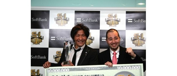 【写真を見る】2011年、お笑い映像コンテスト「S-1(エスワン)バトル」で殿堂入りし、賞金1000万円を獲得した内間と相方の真栄田賢だったが…