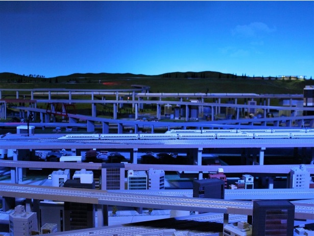 新幹線車両基地を出発する700系新幹線