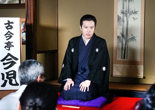 【写真を見る】高座に上がる今児(松也)。松也は劇中「ボロタク」「鍋草履」「粗忽長屋」という3つのネタに挑戦する