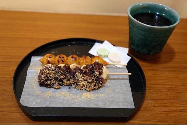 岐阜県産美濃ハツシモの米粉を100％使用した、和菓子処「緑水庵 川原町店」のみたらしだんご(奥)。手前はきな粉と粒あんを自由にトッピングできる素焼き(各1本90円)