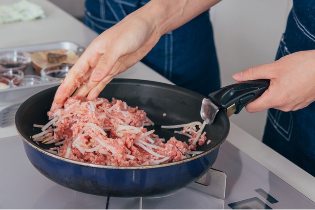 もやしはカットしなくてOK。ひき肉をこねる間に、おもしろいほどにポキポキともやしが折れていきます